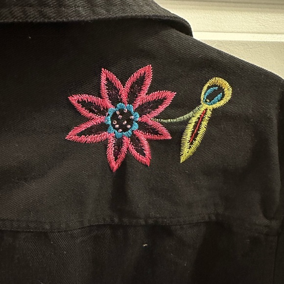 White Stag Women's Embroidered Black Denim Jacket Medium size 8/10 - Picture 6 of 8